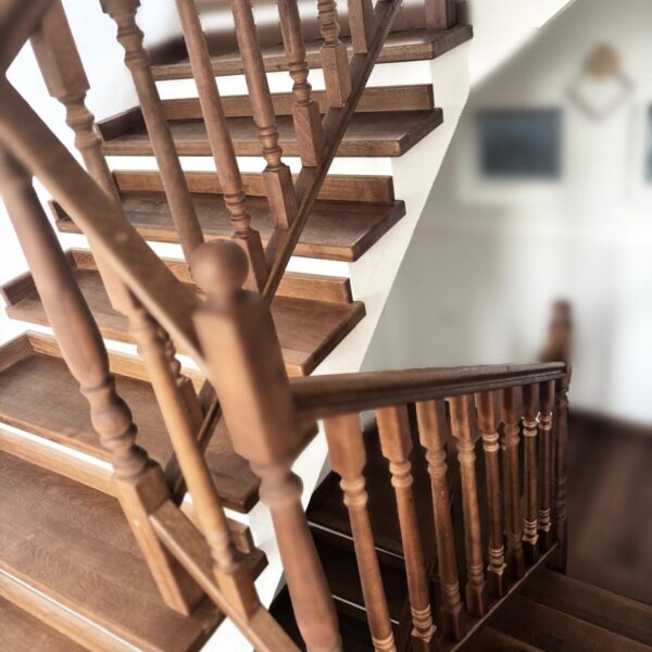 Baluștri si balustrade scări
