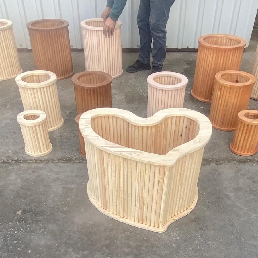 Ghiveci din lemn in forma de inima, din lemn masiv de pin, pentru flori si plante decorative, natur, decor gradina si terasa, cu roti - imagine 3