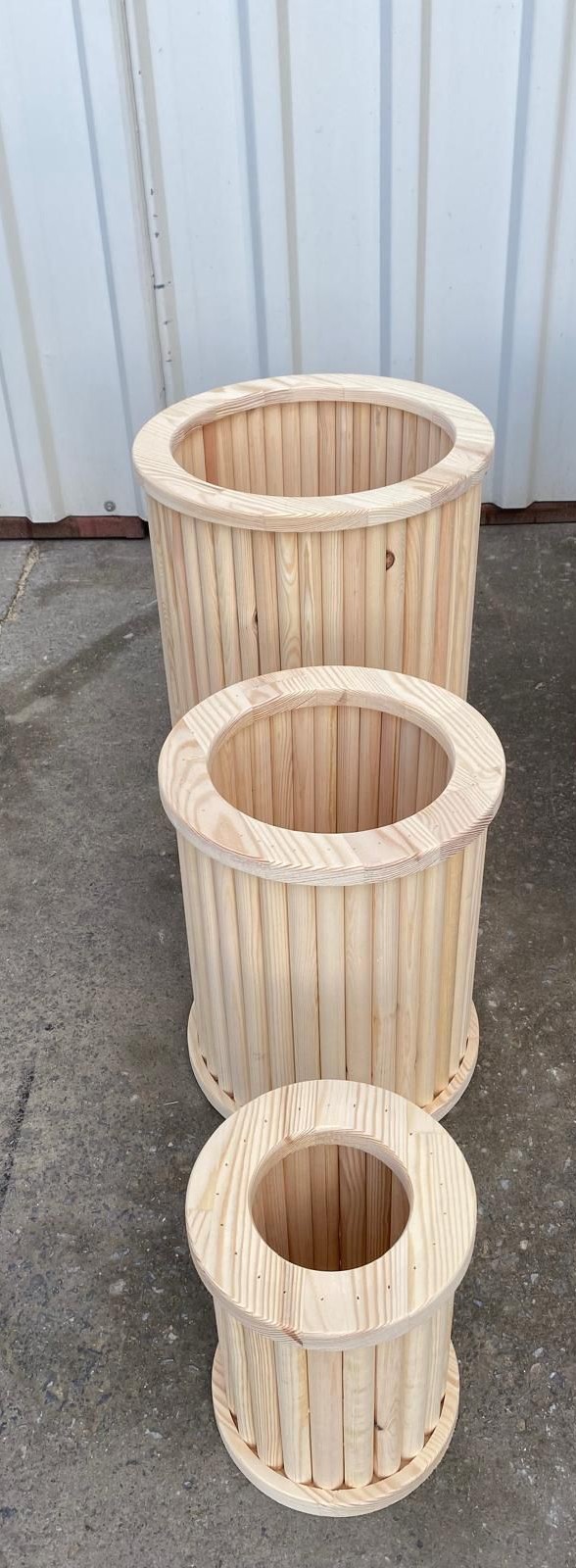 Set 3 Jardiniere Rotunde din Lemn – Pin Natural, Pentru Flori si Plante, 3 Dimensiuni, Cu Roti Pivotante la Jardiniera Mare - imagine 4